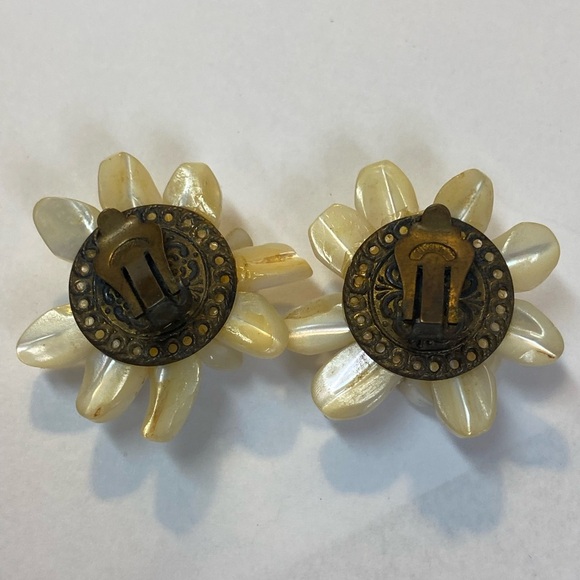 MADE IN JAPAN, VINTAGE CLIP ON EARRINGS. - Picture 7 of 9